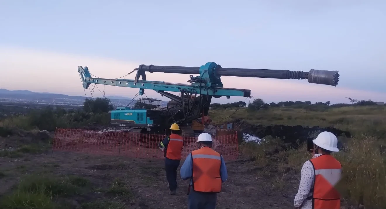Perforadora Sunward SA 20/70 en frente de cimentación